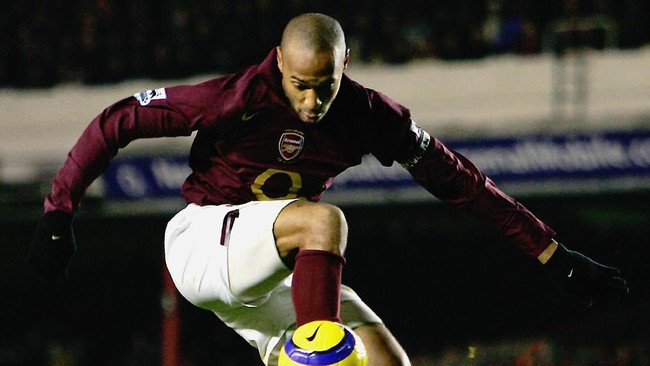 Thierry Henry LONDON - DECEMBER 28: Thierry Henry of Arsenal controls the ball during the Barclays Premiership match between Arsenal and Portsmouth at Highbury on December 28, 2005 in London, England. (Photo by Clive Mason/Getty Images)
