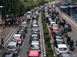Driver Demo di Depan Kantor Grab, Kaca Gedung Pecah