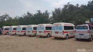 Ambulans Disiagakan di Pantai Pakis Karawang