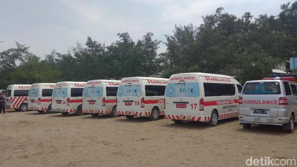 Ambulans Disiagakan di Pantai Pakis Karawang