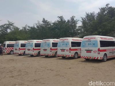 Ambulans Disiagakan di Pantai Pakis Karawang
