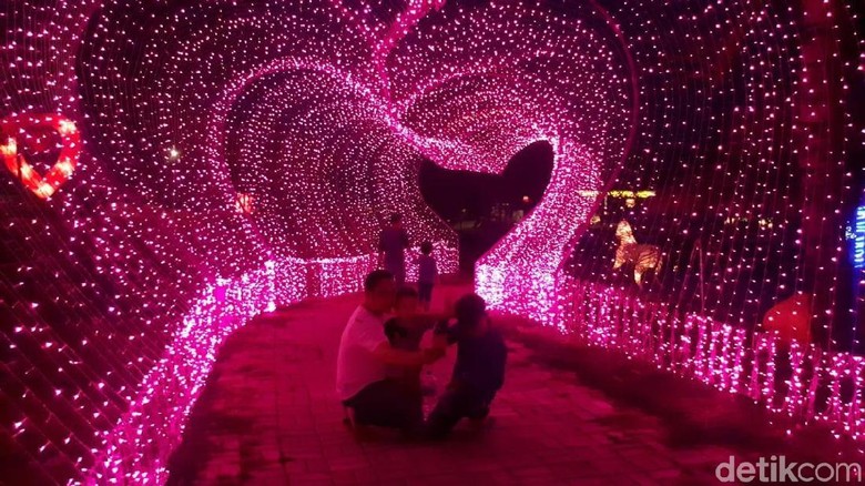 Foto: Taman Lampion di Purwakarta yang romantis (Dian Firmansyah/detikTravel)