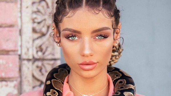 Seksinya Mantan Pacar Bintang MU Ini, Model yang Akrab dengan Hewan Buas