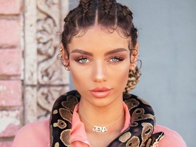 Seksinya Mantan Pacar Bintang MU Ini, Model yang Akrab dengan Hewan Buas