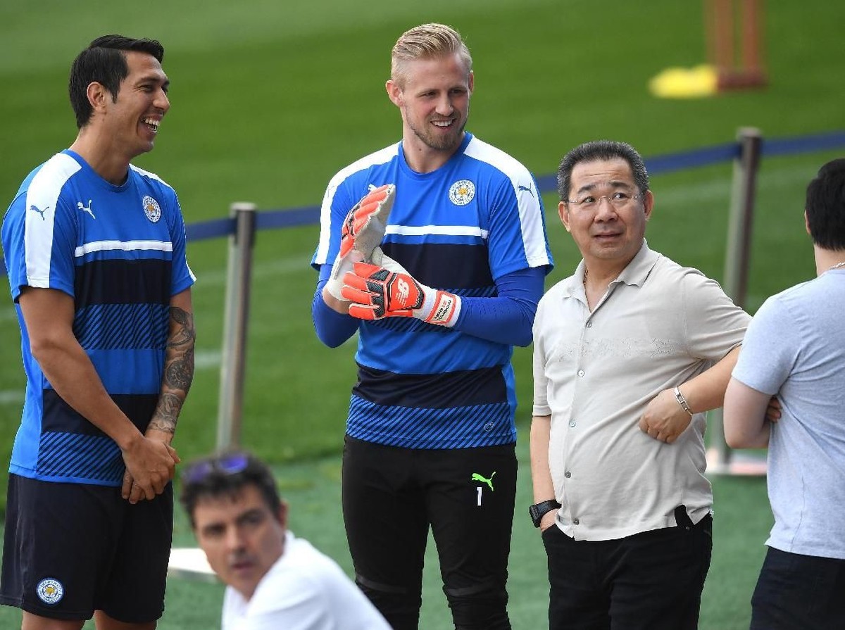 Vichai Srivaddhanaprabha saat bersama Kasper Schmeichel. (Foto: Michael Regan/Getty Images)