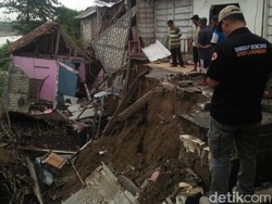 5 Rumah dan 1 Bengkel di Pinggir Bengawan Solo Lamongan Longsor