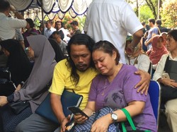 Tangis Keluarga Korban Jatuhnya Pesawat Lion Air Pecah!