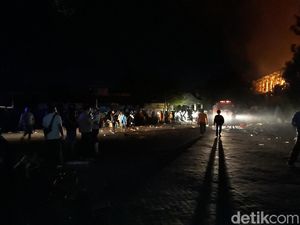 Pasar Legi Solo Terbakar, Ini yang Dilakukan Agar Api Tak Meluas Pasar Legi Solo Terbakar, Ini yang Dilakukan Agar Api Tak Meluas