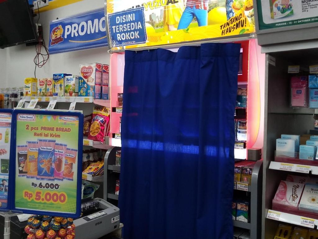 Minimarket di Depok Menutup Produk Penjualan Rokok dengan Tirai Minimarket di Depok Menutup Produk Penjualan Rokok dengan Tirai