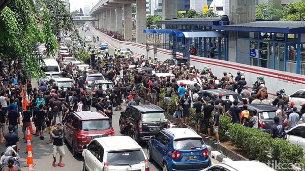 Suasana Demo Driver di Depan Kantor Grab