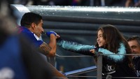 Usai laga yang dimenangi Barcelona 5-1 atas Real Madrid, Luis Suarez tampak merayakan kemenangannya bersama sang buah hati yang duduk di tribun Camp Nou. (Foto: David Ramos/Getty Images)