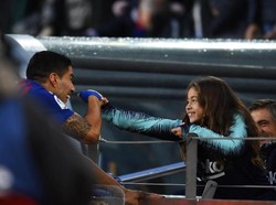 Usai laga yang dimenangi Barcelona 5-1 atas Real Madrid, Luis Suarez tampak merayakan kemenangannya bersama sang buah hati yang duduk di tribun Camp Nou. (Foto: David Ramos/Getty Images)
