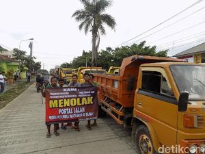 Puluhan Truk Pasir Protes Pemasangan Portal di Banjarnegara
