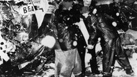 Pada tahun 1968, tragedi mengenaskan lainnya terjadi ketika pesawat British Airways yang membawa skuat Manchester United terjatuh di runway bandara Munich. MU asuhan Matt Busby kala itu kehilangan cukup banyak pemain. Bobby Charlton jadi salah satu yang selamat. Mereka sedang transit usai penerbangan dari Belgrade di ajang Piala Champions. (Keystone/Getty Images)