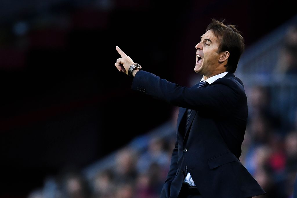 BARCELONA, SPAIN - OCTOBER 28:  Head coach julen Lopetegui of Real Madrid CF looks on  during the La Liga match between FC Barcelona and Real Madrid CF at Camp Nou on October 28, 2018 in Barcelona, Spain.  (Photo by David Ramos/Getty Images)