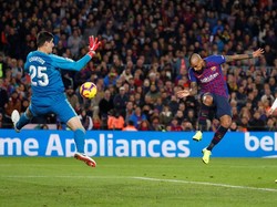 Arturo Vidal melengkapi pesta gol Barcelona di Camp Nou, dengan torehan di menit ke-87. (Foto: Paul Hanna/REUTERS)