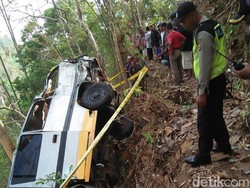 Mobil Masuk Jurang di Kulon Progo, 2 Orang Tewas