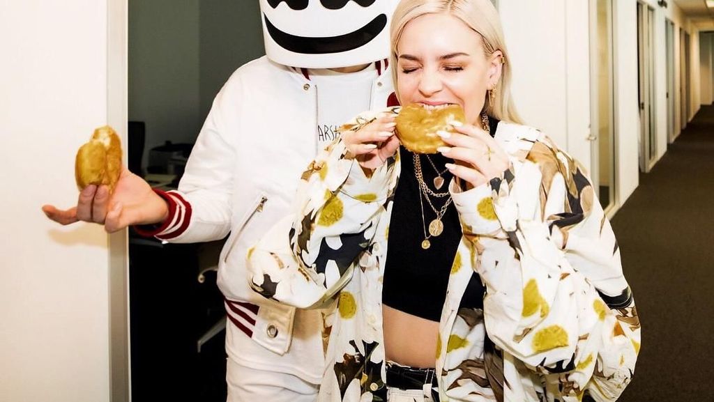 Serunya Momen Makan Anne Marie Bareng Marshmello dan Ed Sheeran Serunya Momen Makan Anne Marie Bareng Marshmello dan Ed Sheeran