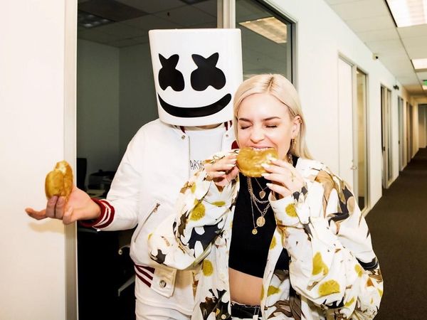 Serunya Momen Makan Anne Marie Bareng Marshmello dan Ed Sheeran