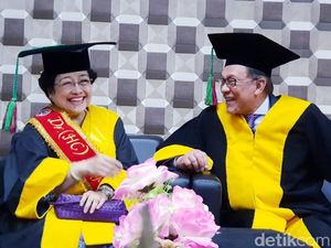 Mega Hadiri Penganugerahan Doktor HC untuk Anwar Ibrahim di Padang
