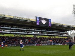 Sebuah logo Leicester terpampang di layar raksasa stadion Selhurst Park sebelum duel Crystal Palace vs Arsenal. Ucapan belasungkawa bagi Leicester. Foto: Catherine Ivill/Getty Images