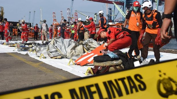Petugas Basarnas mengevakuasi puing pesawat Lion Air JT 610 pascakecelakaan, di Pelabuhan Tanjung Priok, Jakarta, Senin (29/10)