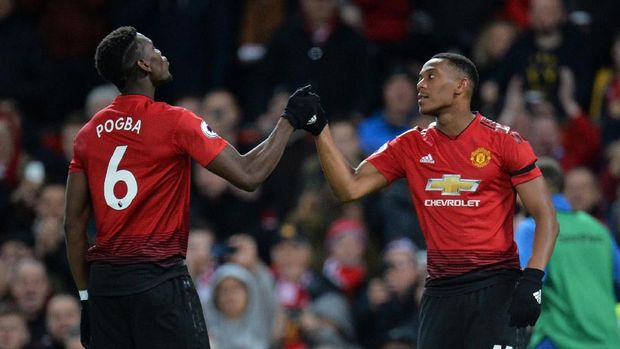 Paul Pogba dan Anthony Martial mencetak gol kemenangan Man United ke gawang Everton.