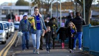 Fans Leicester tua maupun muda berbondong-bondong ke stadion untuk melakukan penghormatan kepada Srivaddhanaprabha, yang mulai memiliki klub pada 2011 itu. (Foto: Stephen Pond/Getty Images)