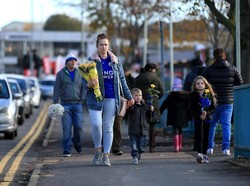 Fans Leicester tua maupun muda berbondong-bondong ke stadion untuk melakukan penghormatan kepada Srivaddhanaprabha, yang mulai memiliki klub pada 2011 itu. (Foto: Stephen Pond/Getty Images)