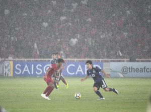 Candaan Pelatih Jepang soal Hujan Deras di Tengah Laga Lawan Indonesia Candaan Pelatih Jepang soal Hujan Deras di Tengah Laga Lawan Indonesia