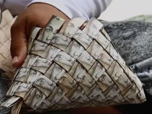 Sedemikian Tak Berharganya, Mata Uang Venezuela Dijadikan Tas Sedemikian Tak Berharganya, Mata Uang Venezuela Dijadikan Tas