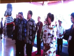 Saat Jokowi, Luhut dan Susi Kompak Pakai Batik Motif Ikan