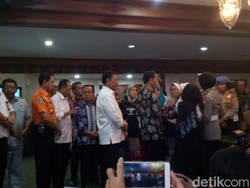 Tiba di Soetta, Jokowi Salami dan Sapa Keluarga Korban Lion JT 610