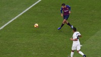 Barcelona mengawali dengan baik saat membuka skor di menit ke-11 melalui sepakan Philippe Coutinho. Coutinho dengan leluasa menceploskan bola ke dalam gawang karena tak terkawal. (Foto: Sergio Perez/REUTERS)