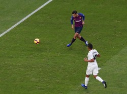 Barcelona mengawali dengan baik saat membuka skor di menit ke-11 melalui sepakan Philippe Coutinho. Coutinho dengan leluasa menceploskan bola ke dalam gawang karena tak terkawal. (Foto: Sergio Perez/REUTERS)