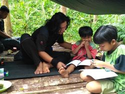 Dear Milenial, Sarjana Sastra Ini Pilih Ngajar Suku Pedalaman