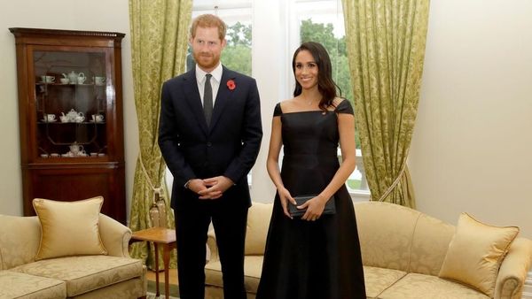 Foto: Gaya Elegan Meghan Markle Pakai Gaun Desainer Feminis