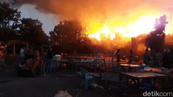 Foto: Api Lumat Pasar Legi Solo