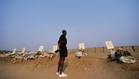 Tragedi besar lainya menimpa Timnas Zambia pada 27 April 1993. Zambia yang hendak menghadapi Senegal di Dakar untuk laga Kualifikasi Piala Dunia 1994 harus kehilangan seluruh anggota timnas setelah pesawat jatuh ke Samudera Atlantik. Kesalahan pilot yang mematikan salah satu mesin ditenggarai sebagai penyebabnya. (Simon Bruty/Getty Images)