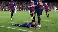 Para pemain Barcelona pun ikut merayakan keberhasilan Luis Suarez membobol gawang Madrid tiga kali. (Foto: Paul Hanna/Reuters)