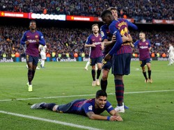 Para pemain Barcelona pun ikut merayakan keberhasilan Luis Suarez membobol gawang Madrid tiga kali. (Foto: Paul Hanna/Reuters)
