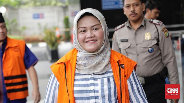 Tersangka kasus suap proyek Meikarta sekaligus Bupati nonaktif Bekasi Neneng Hassanah Yasin, di gedung KPK, Jakarta, Selasa (30/11).