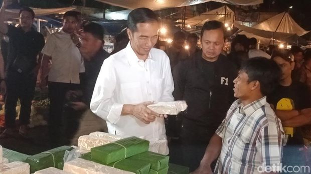 Jokowi pegang tempe saat ke pasar di Kota Bogor.