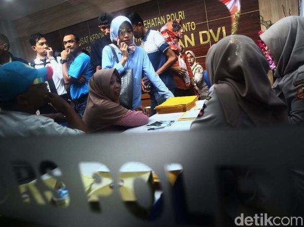Keluarga Penumpang Lion Air Serahkan Data Antemortem ke RS Polri