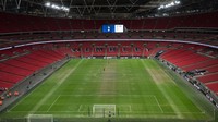 Terlihat di beberapa bagian lapangan mengalami kebotakan. Selain itu juga terlihat seolah ada dua garis tepi lapangan. (Foto: Clive Rose/Getty Images)