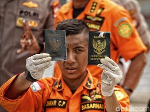 Penampakan Identitas Penumpang Lion Air yang Ditemukan di Laut Penampakan Identitas Penumpang Lion Air yang Ditemukan di Laut