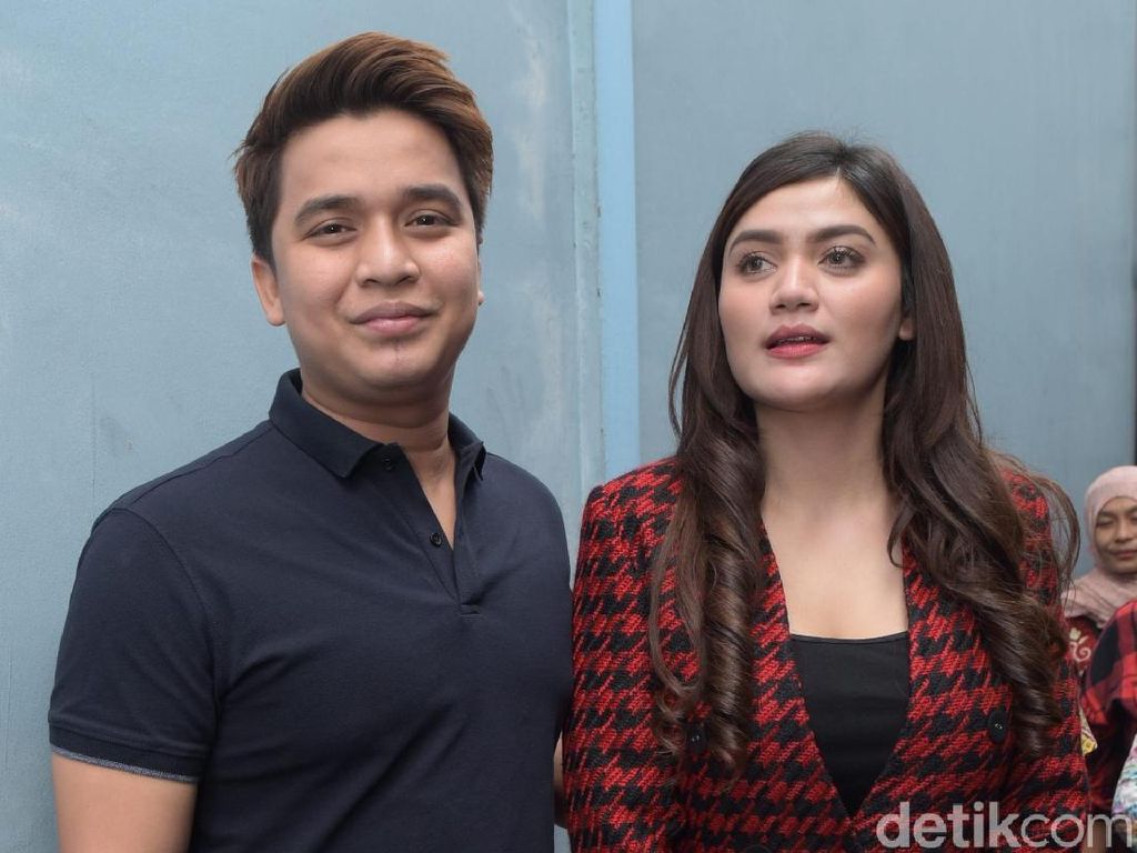 Billy Syahputra Buka Suara soal Kabar Menghamili Hilda Vitria Billy Syahputra Buka Suara soal Kabar Menghamili Hilda Vitria