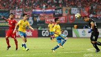 Andritany Ardhiyasa mengamankan gawangnya dari serangan-serangan para pemain Barito Putera. (Foto: Agung Pambudhy/detikcom)