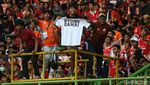 Aksi The Jakmania Bakar Semangat Pemain Persija