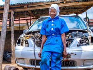 Viral Foto Montir Berhijab Asal Nigeria, Ini Faktanya Viral Foto Montir Berhijab Asal Nigeria, Ini Faktanya